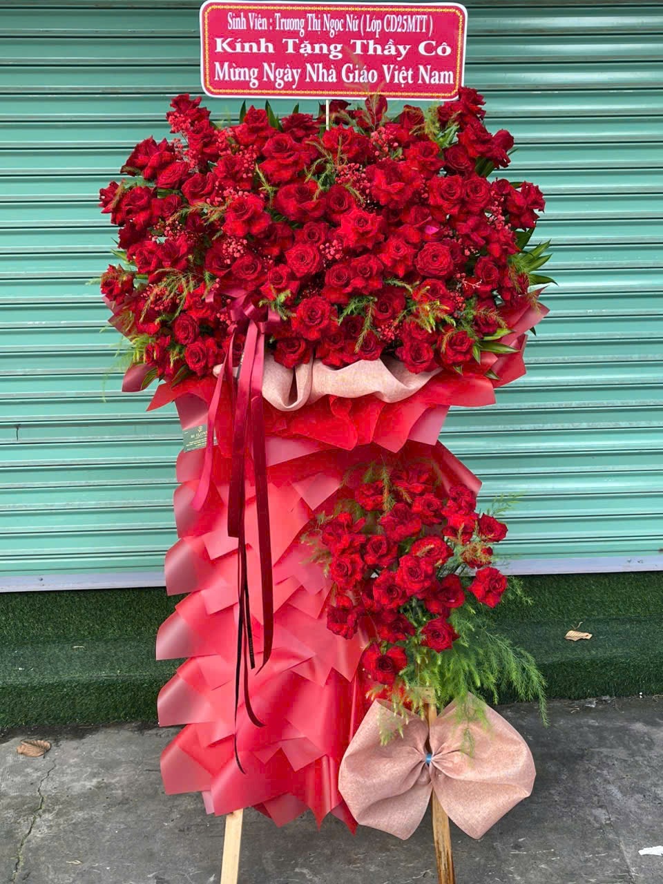 Kệ khai trương đỏ hiện đại thuận an 