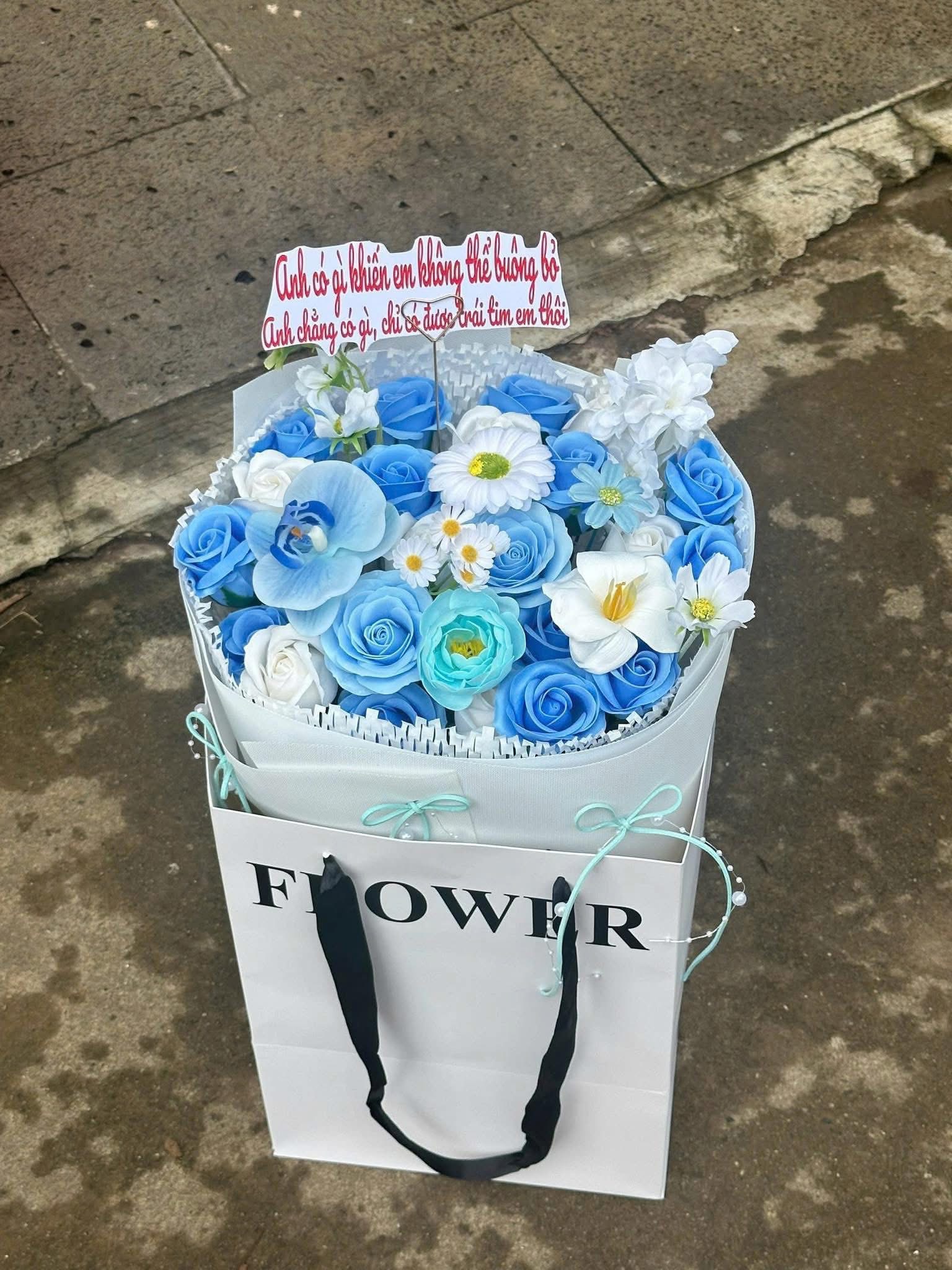 Bó hoa sáp tone xanh dương 