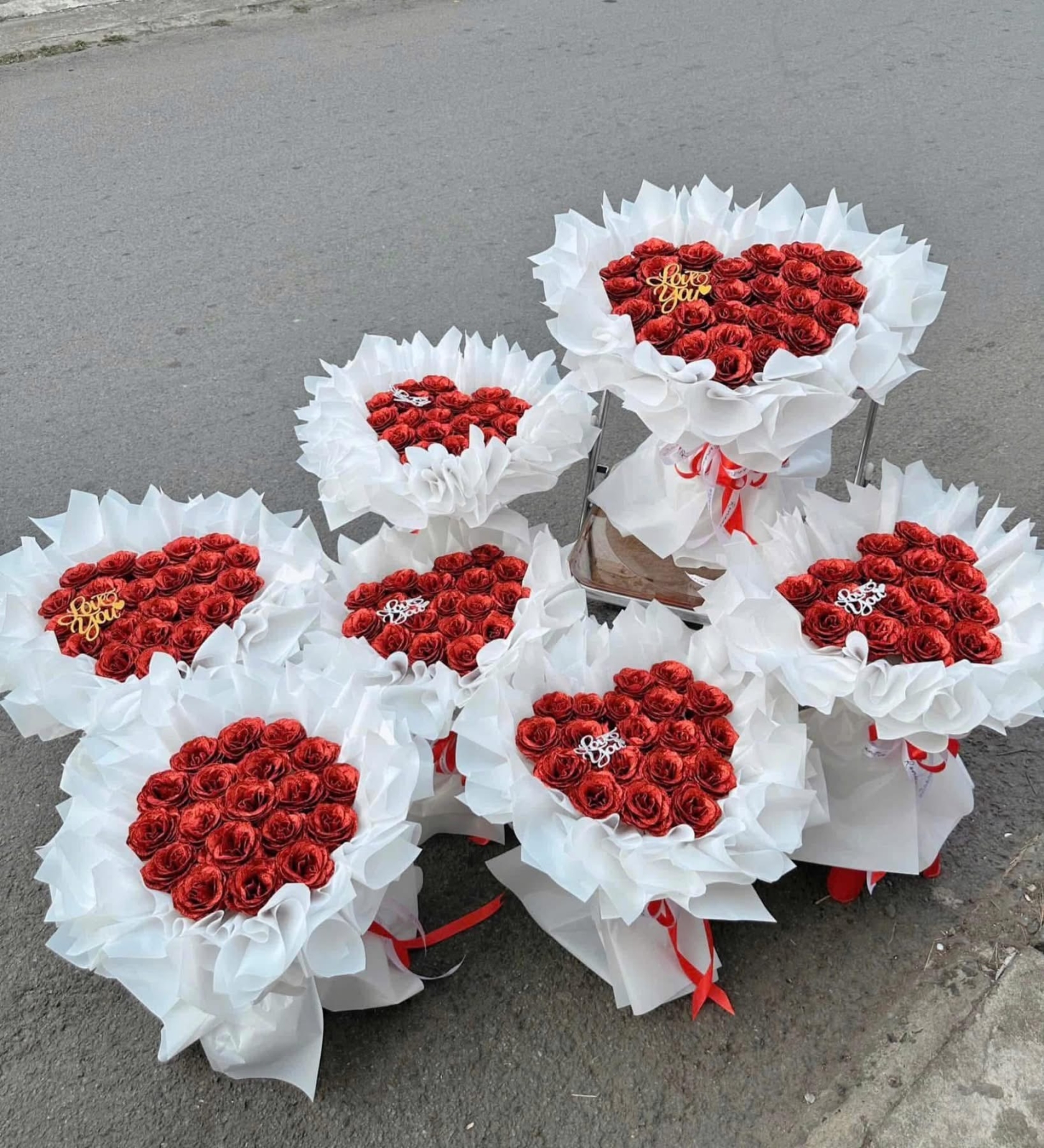 Bó hoa tròn kim tuyến đỏ