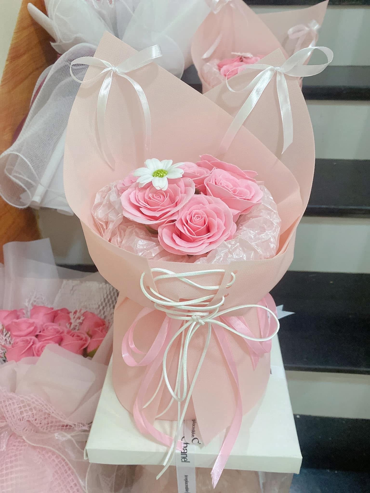 Bó hoa sáp nhỏ ốc quế