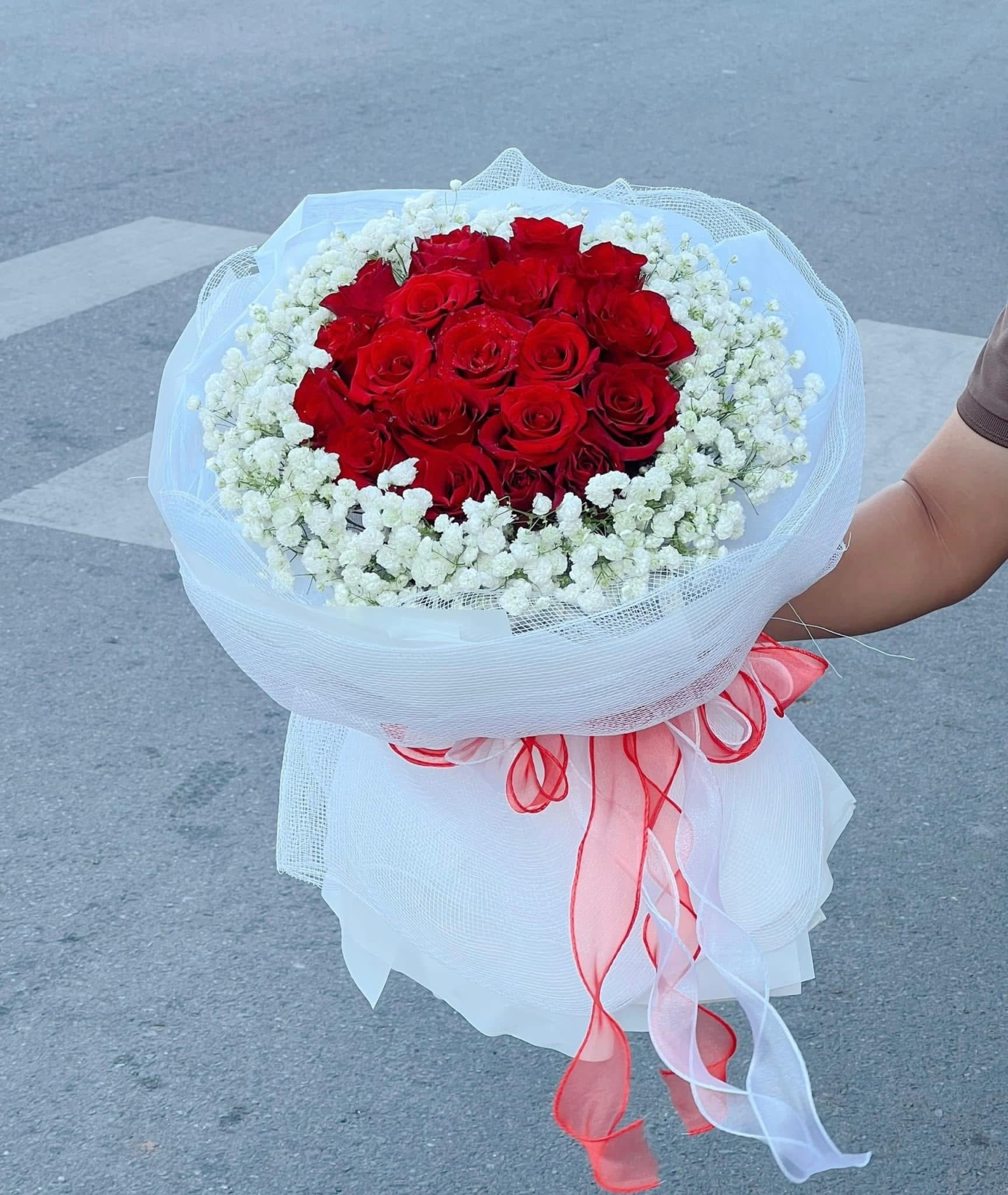 Bó hoa Hồng đỏ mix baby trắng 