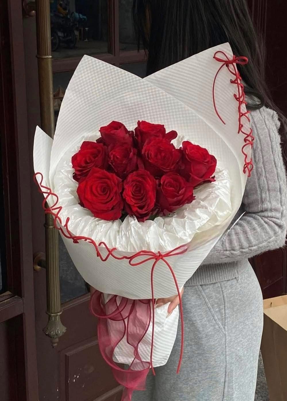 Bó hoa hồng đỏ ốc quế