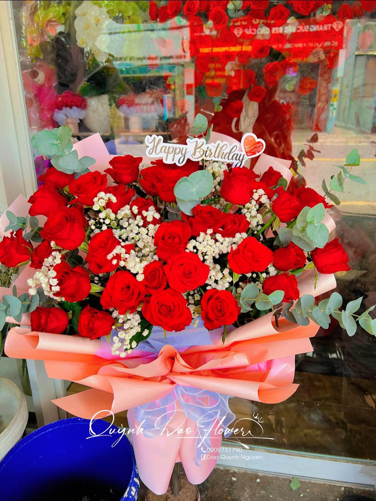 Bó hoa hồng đỏ rực rỡ