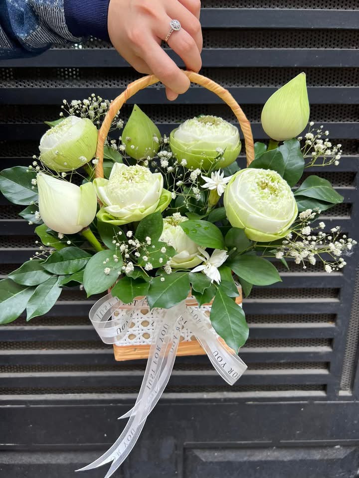 Giỏ hoa sen trắng nhỏ