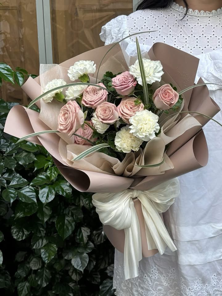 Bó hoa nâu mix trắng 