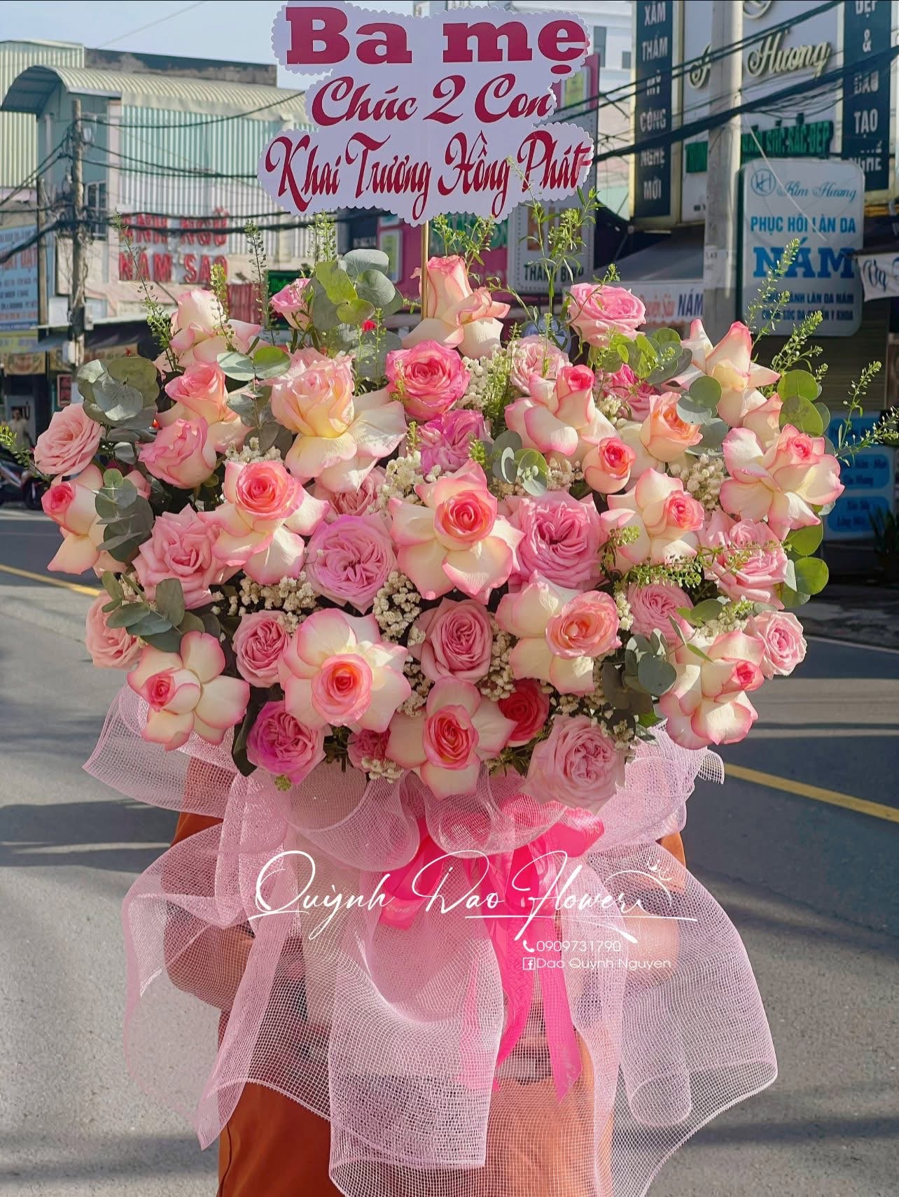 Lẵng hoa hồng kèm lưới hồng 