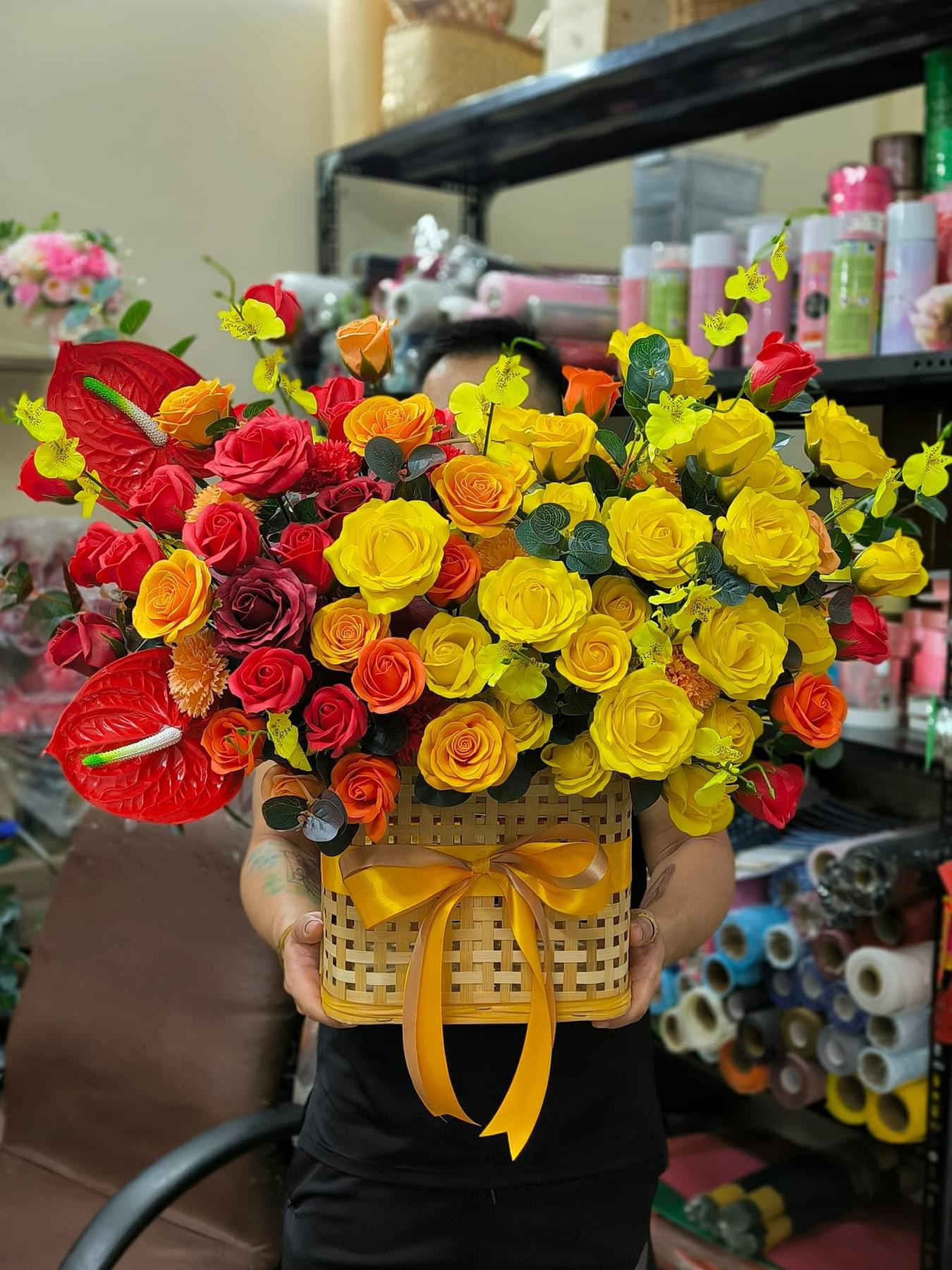 Giỏ hoa sáp đẹp tone vàng 