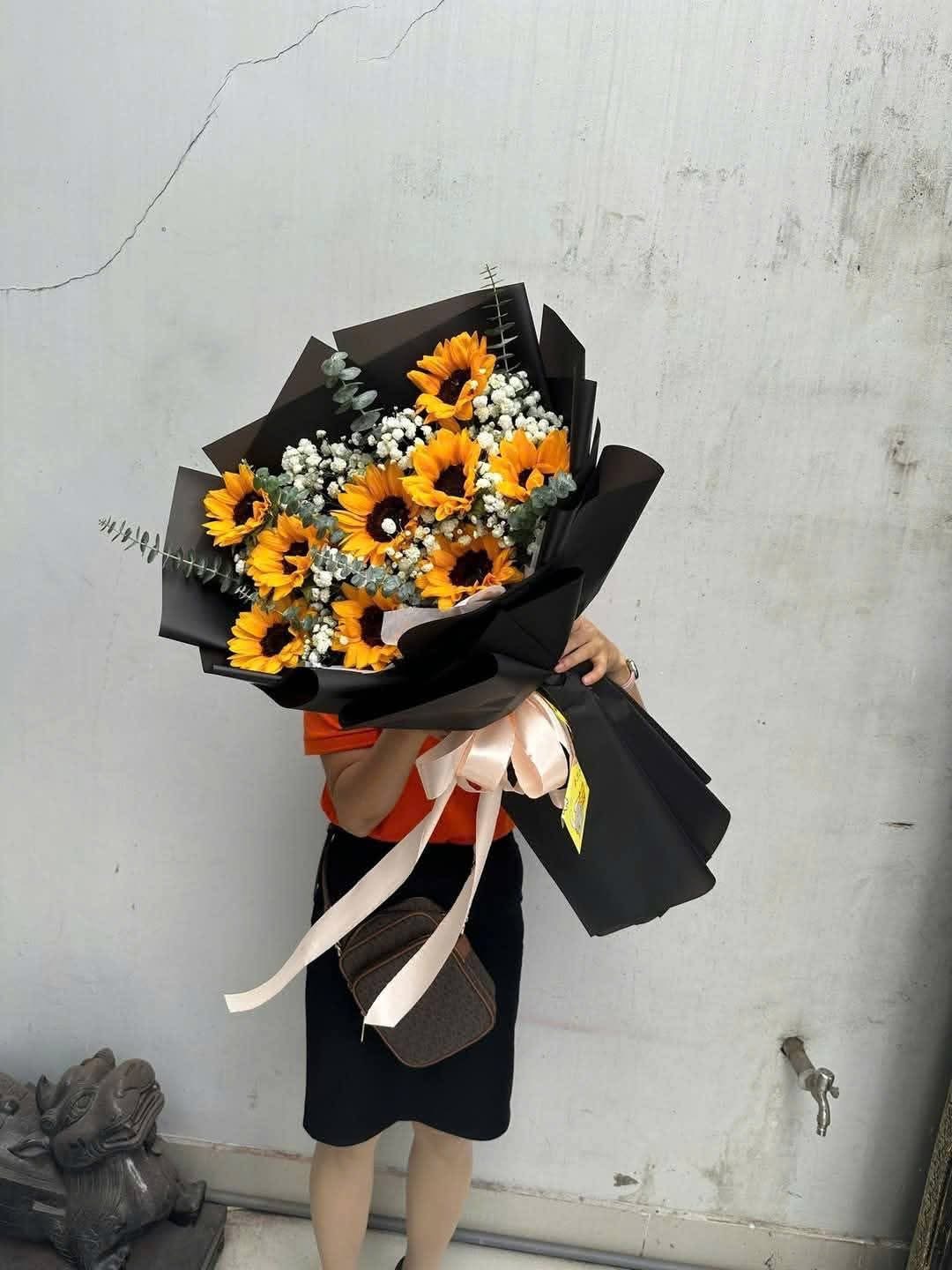 Bó hoa hướng dương mix giấy đen 
