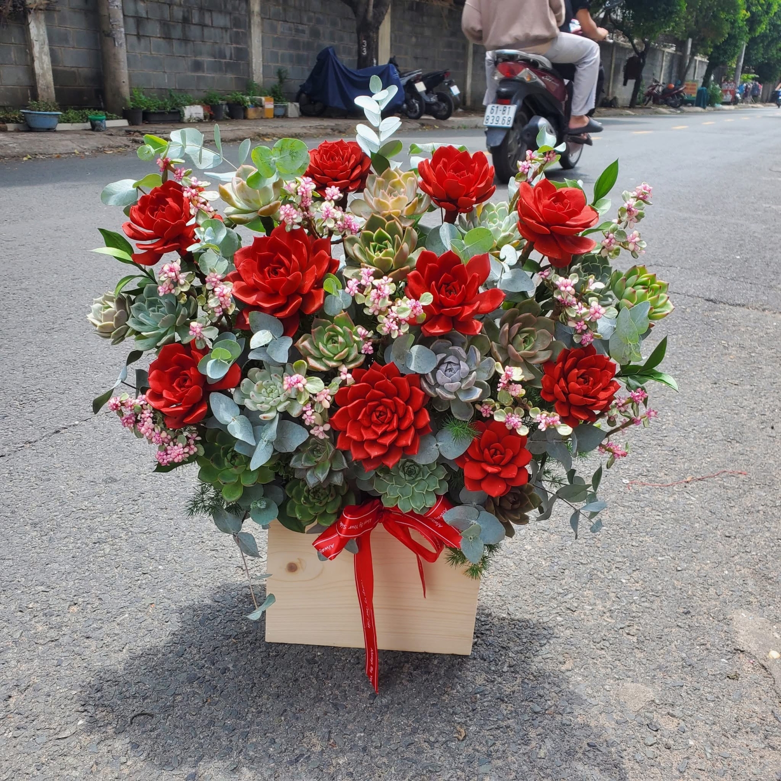 Giỏ hoa sen đá màu đỏ