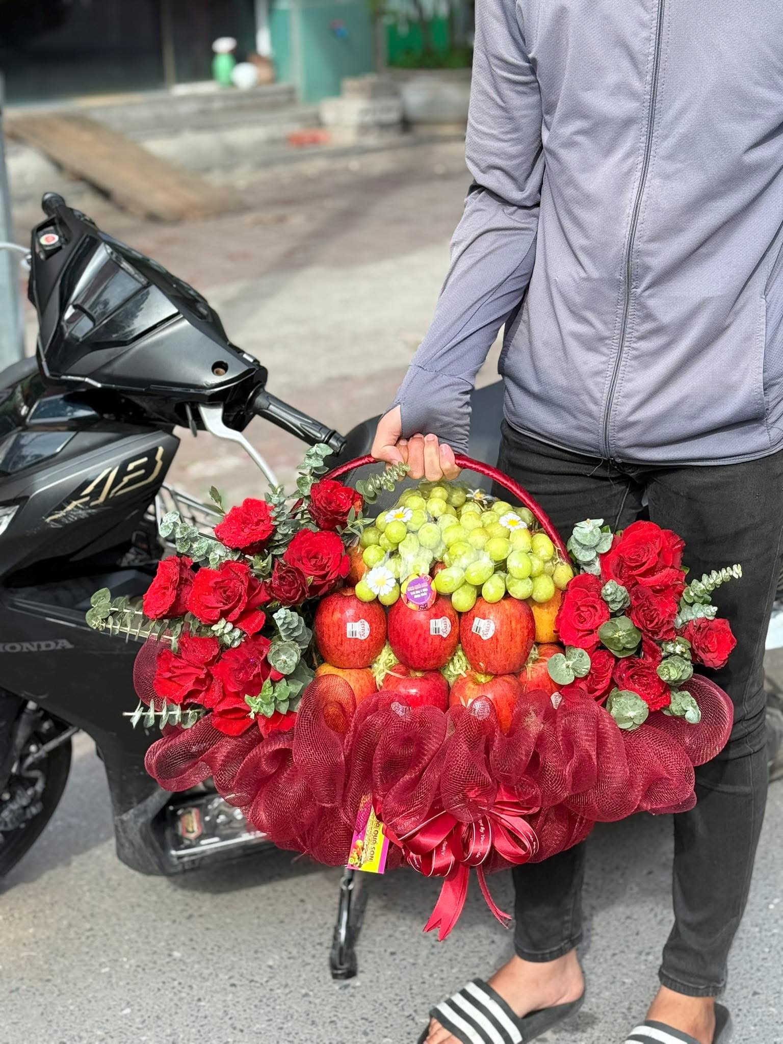Giỏ trái cây màu đỏ