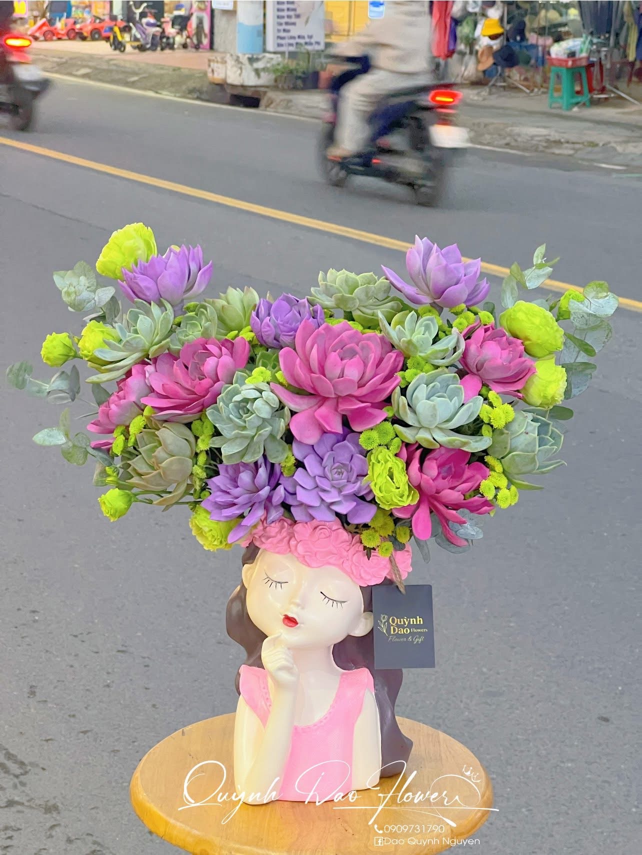 Bình hoa sen đá cô gái 