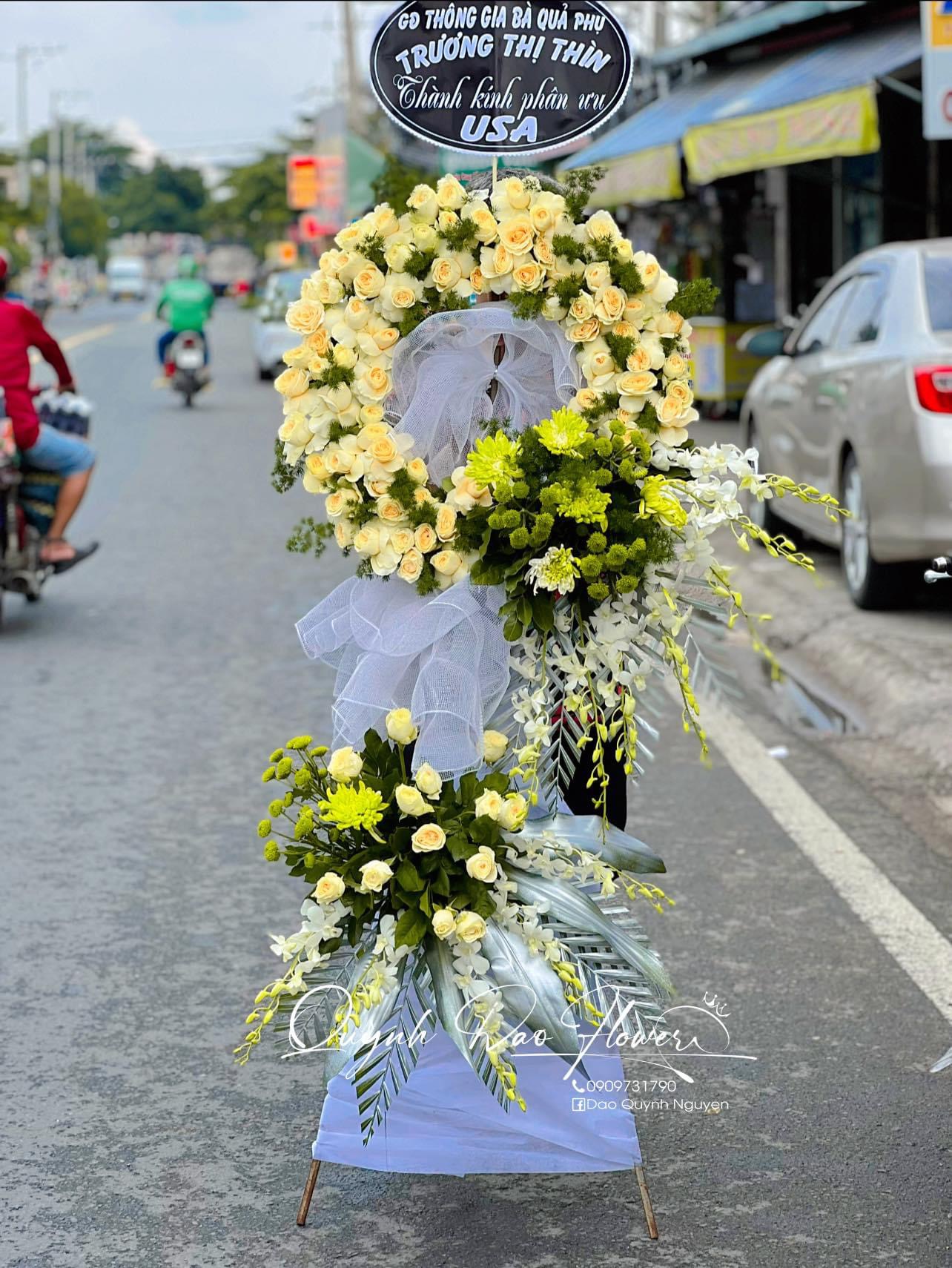 Kệ viếng tone vàng đơn giản 