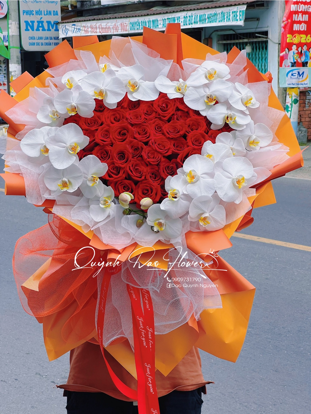 Bó hoa Hồng đỏ mix lan hồ điệp 