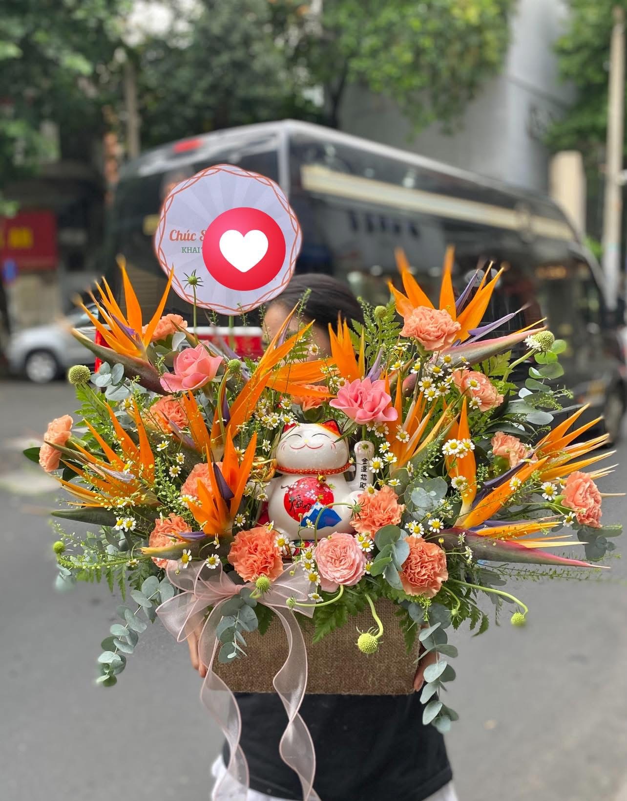 Giỏ hoa tươi khai trương kèm mèo thần tài 