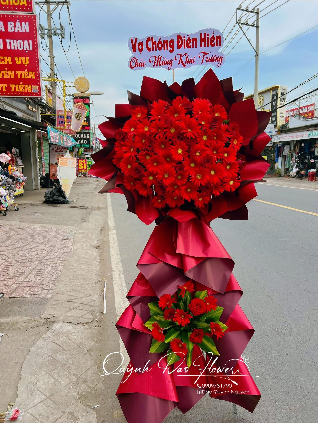 Kệ khai trương tone đỏ, khai trương hoa đồng tiền 