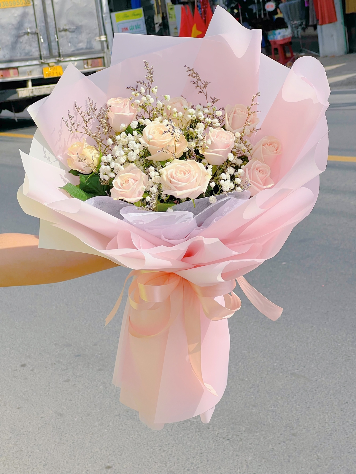 Bó hoa hồng kem nhỏ xinh