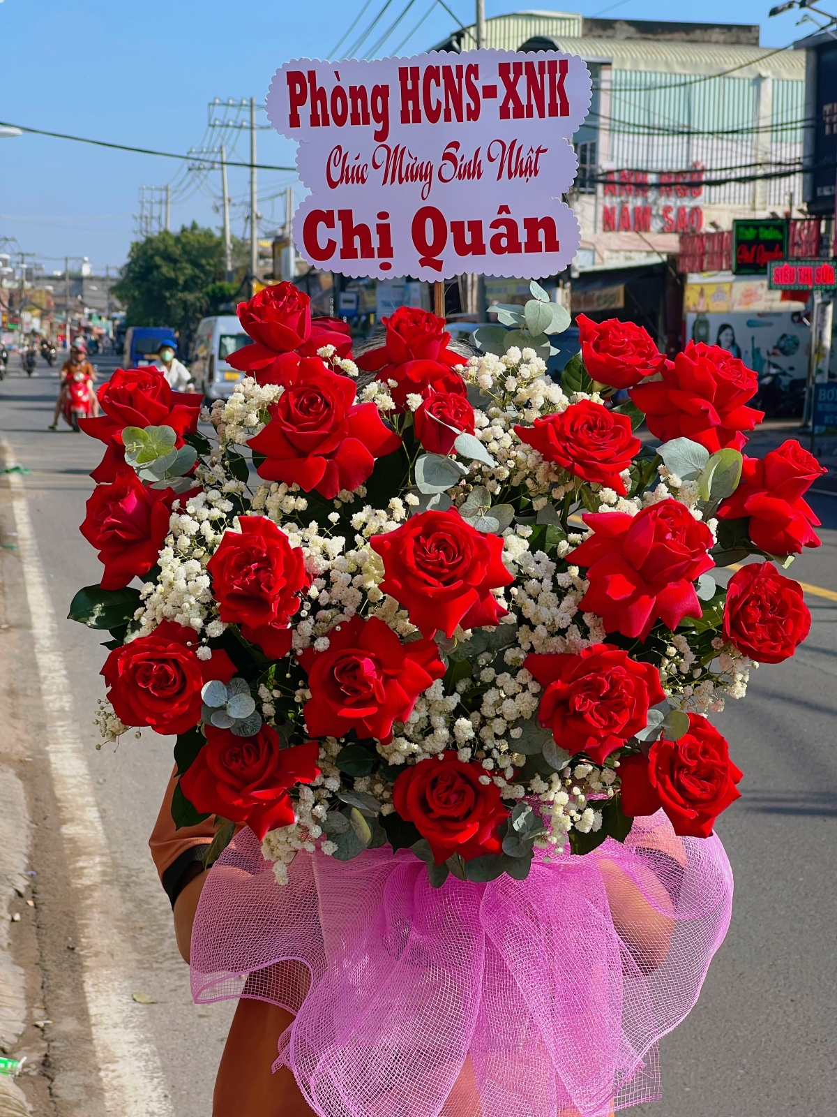 Giỏ hoa đỏ thuận an
