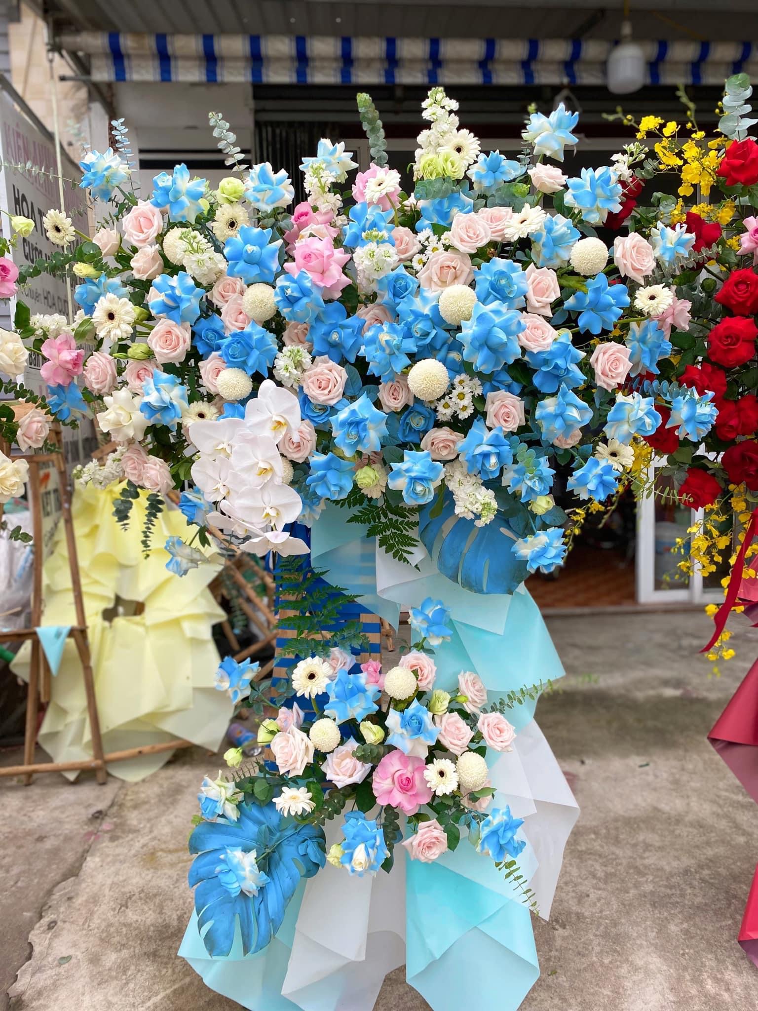 Kệ khai trương xanh dương tại Sài Gòn 