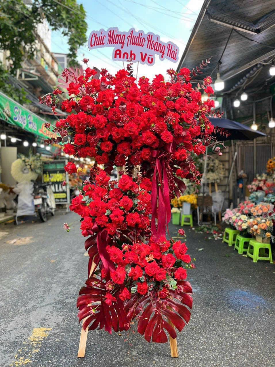 Kệ khai trương tone đỏ 3 tầng hiện đại 