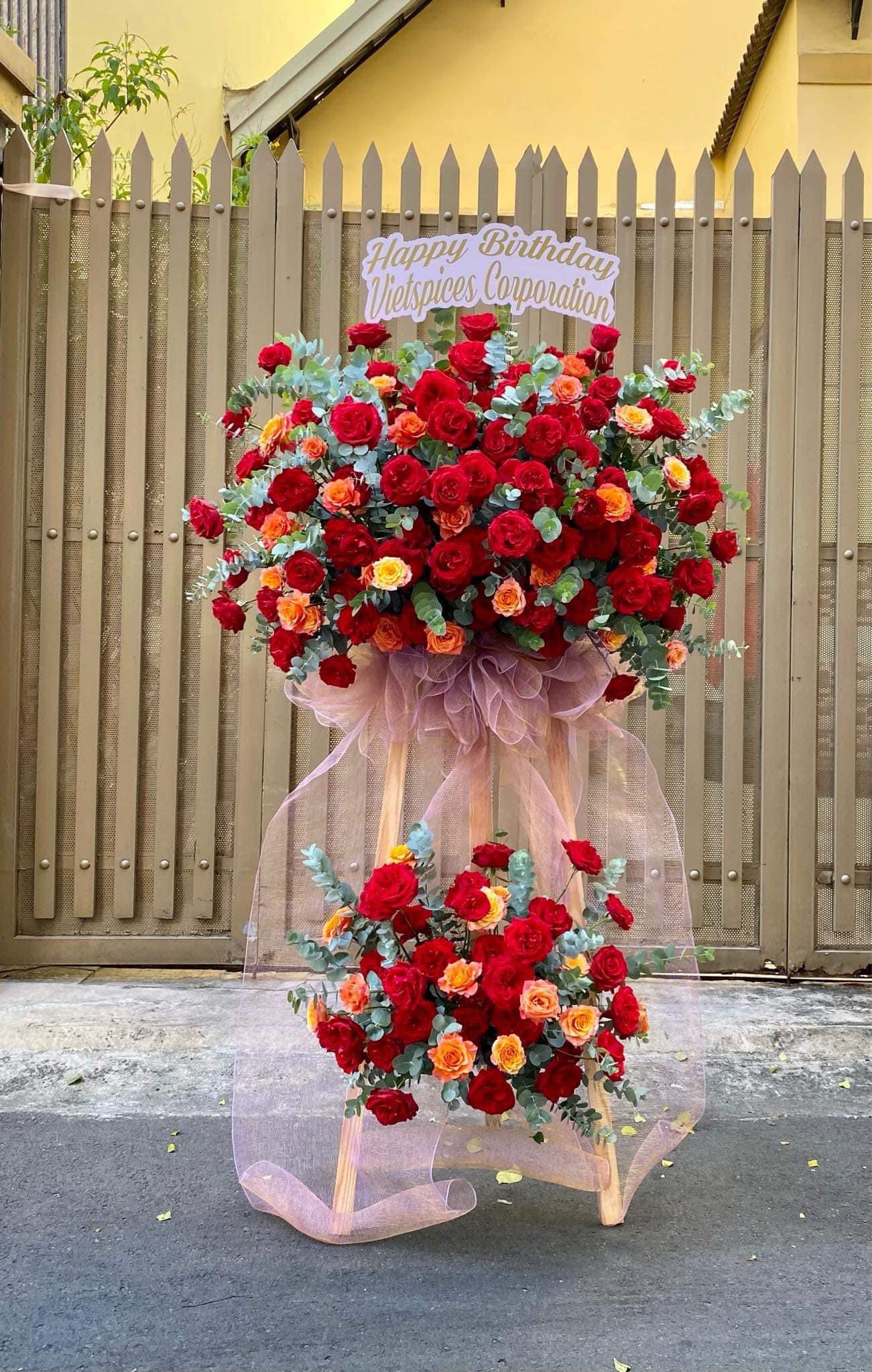 Kệ khai trương màu đỏ 2 tầng hiện đại to đẹp 