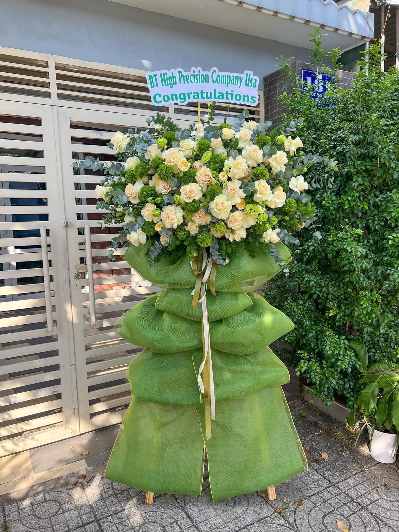 Kệ khai trương xanh lá hiện đại 