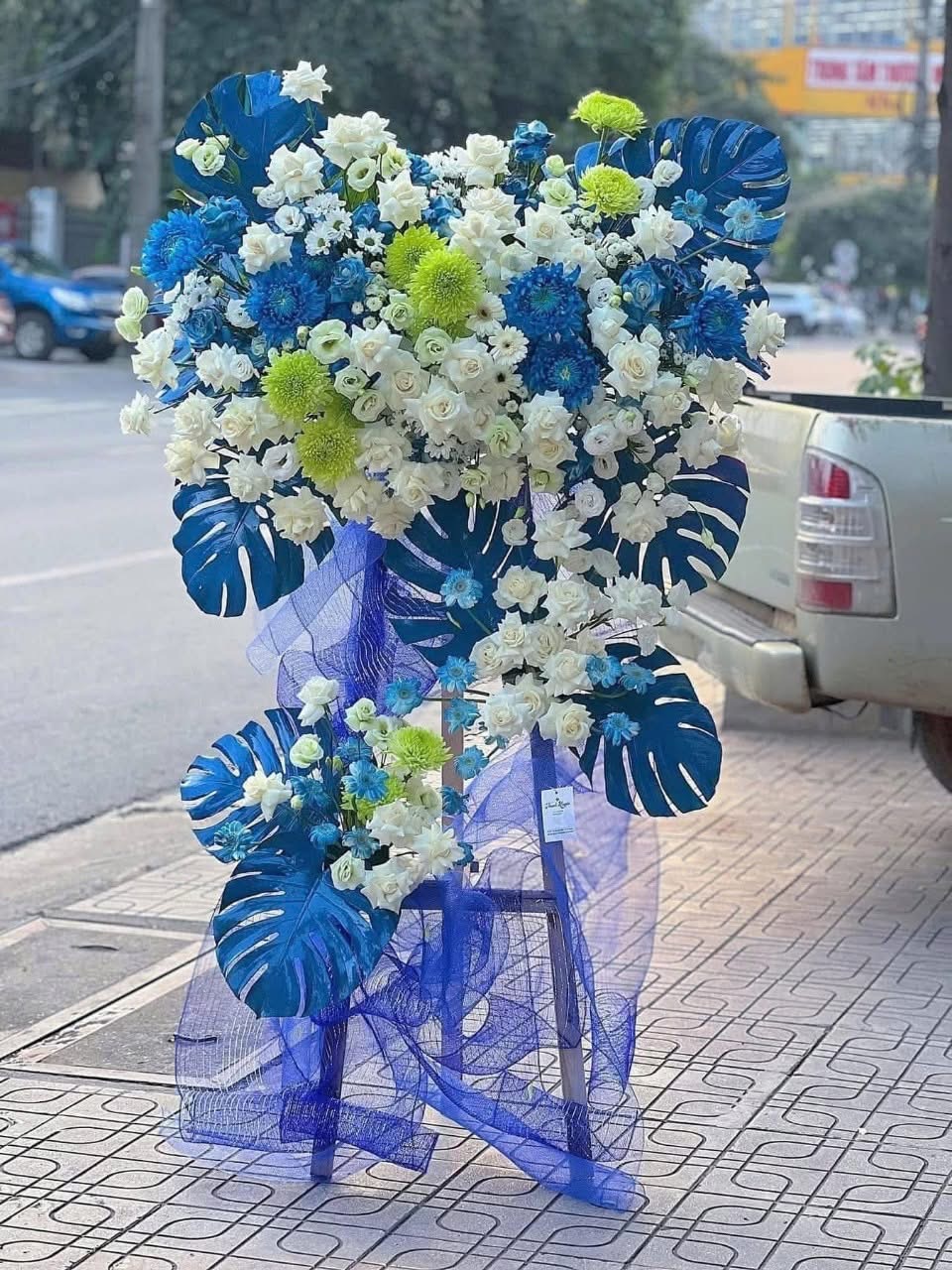 Kệ hoa khai trương xanh dương kiểu hiện đại 