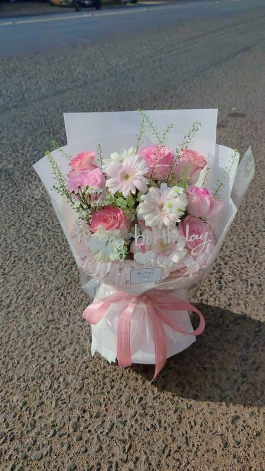 Hoa tươi màu hồng kiểu Hàn đơn giản
