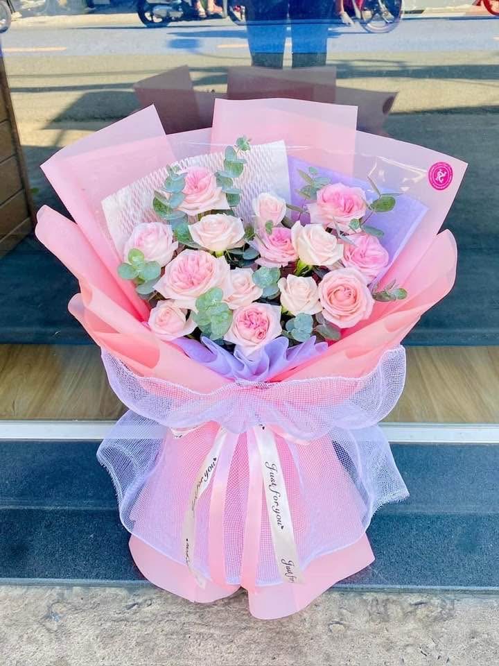 Bó hoa màu hồng gần bình chiểu 