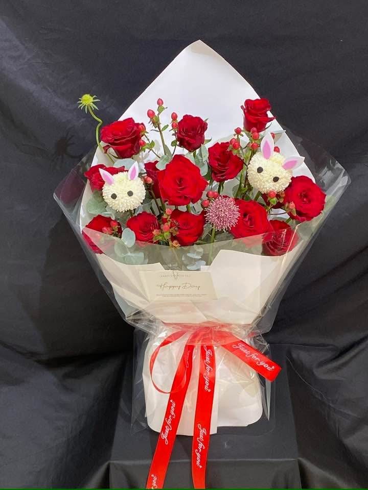 Bó hoa đỏ kèm hoa gấu 