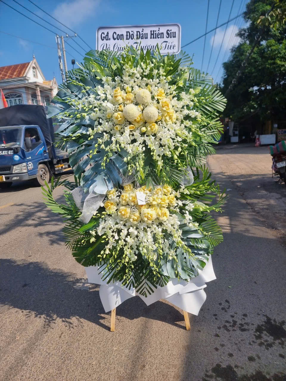 Kệ viếng cao to tại Sài Gòn 