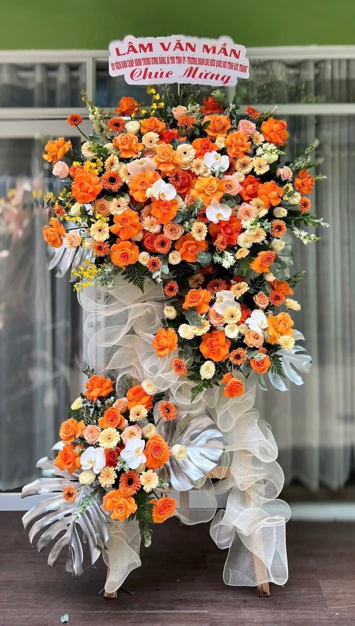 Kệ khai trương màu cam hiện đại 