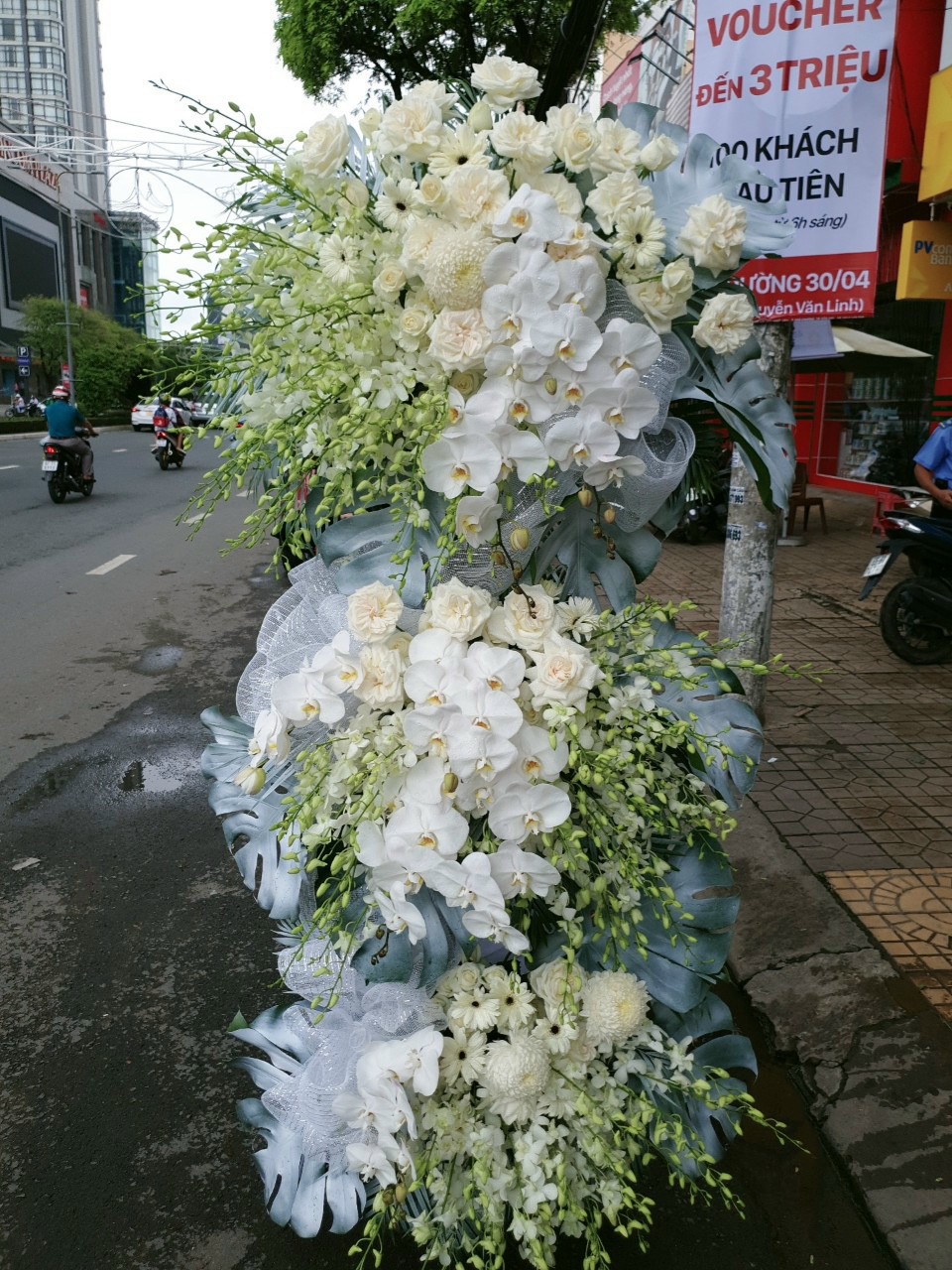 Kệ viếng 3 tầng lan hồ điệp 