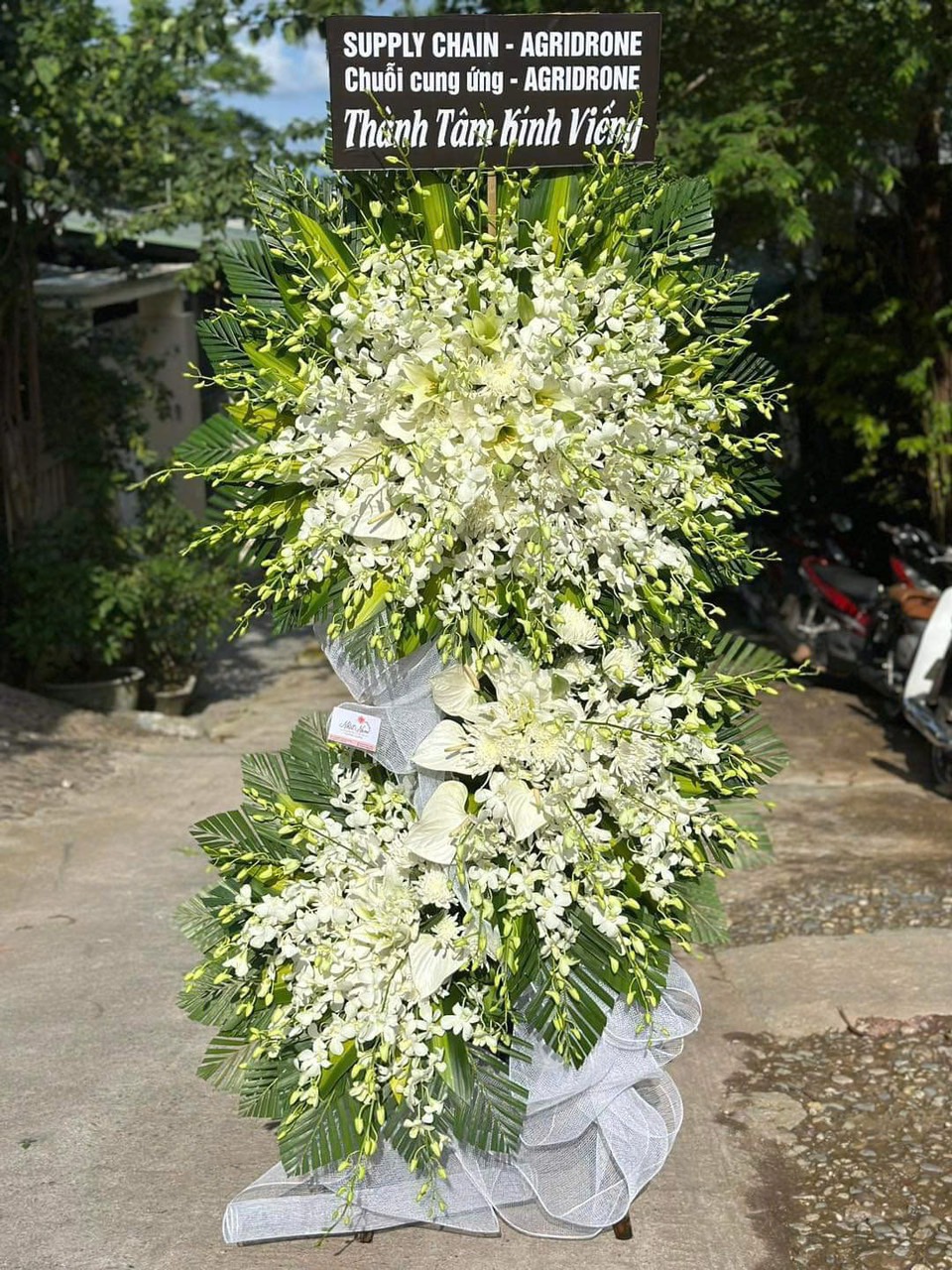 Kệ viếng 3 tầng lan trắng 