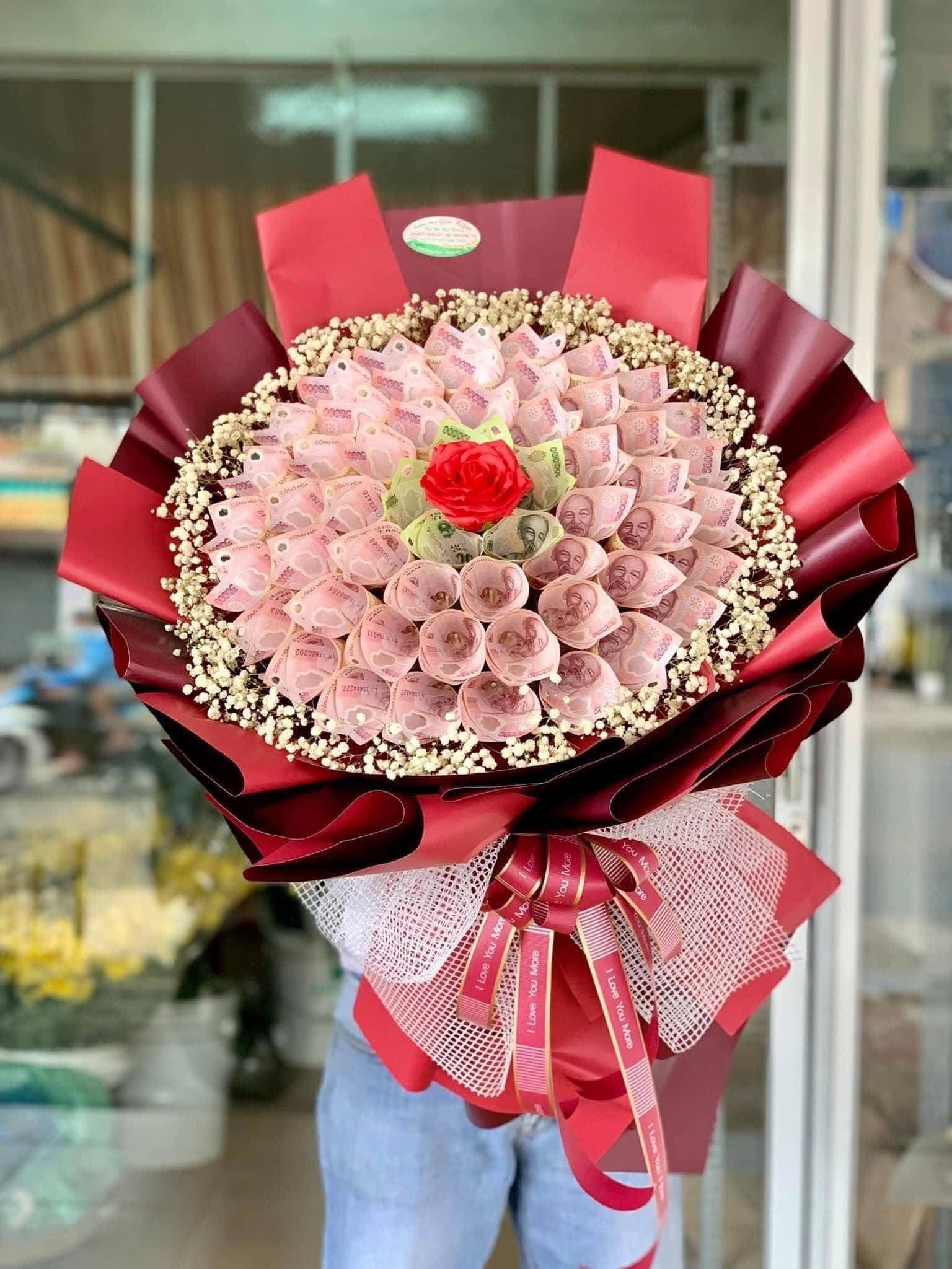 Bó hoa tiền tặng vợ