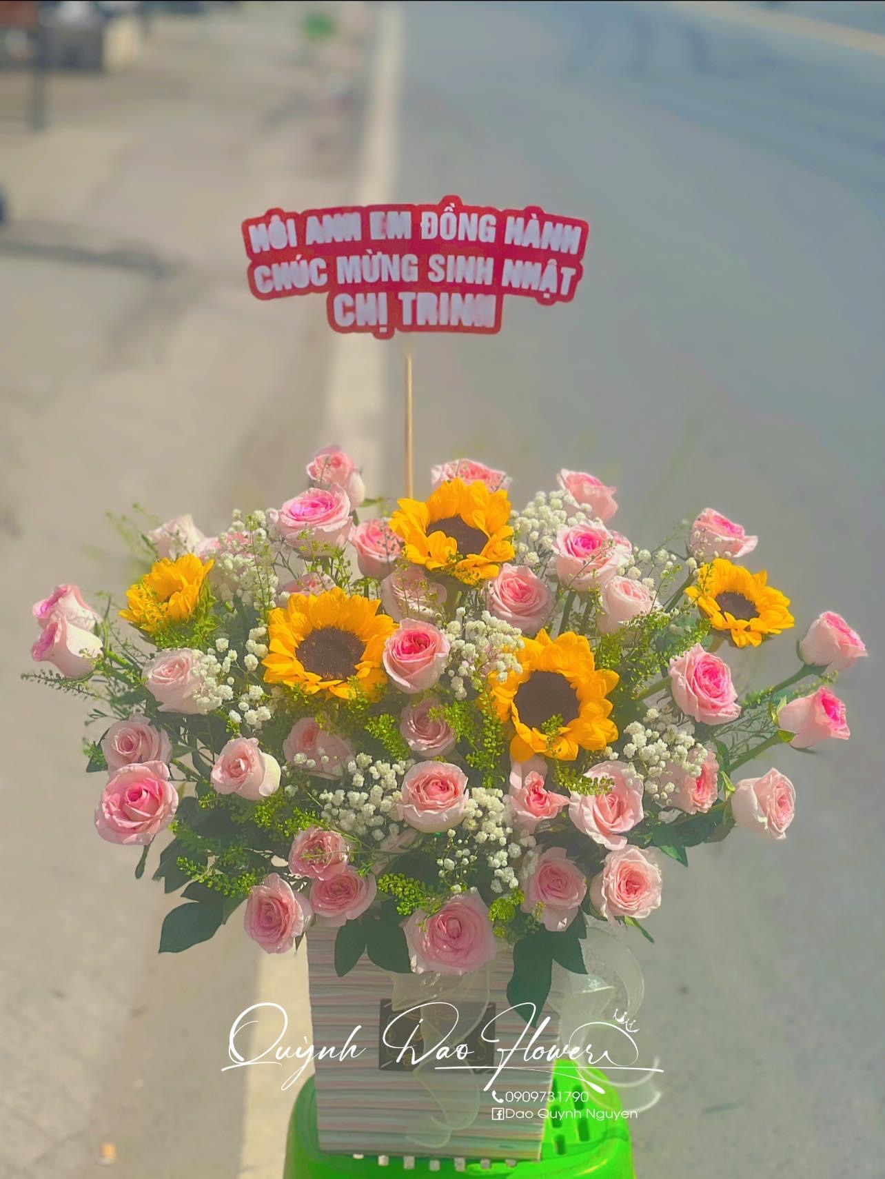 Giỏ hoa để bàn tặng sinh nhật mẹ