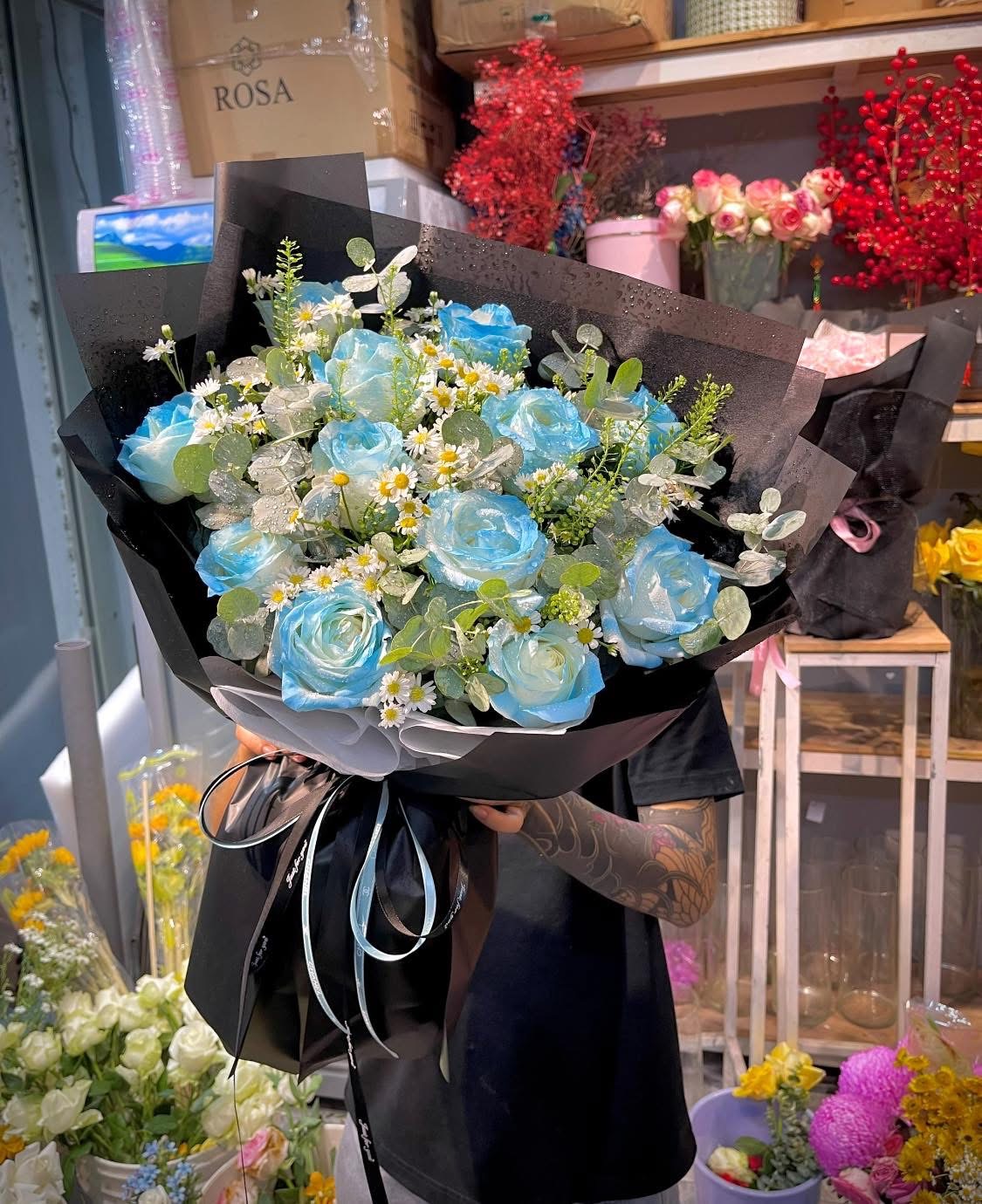 Bó hoa xanh dương giấy đen 