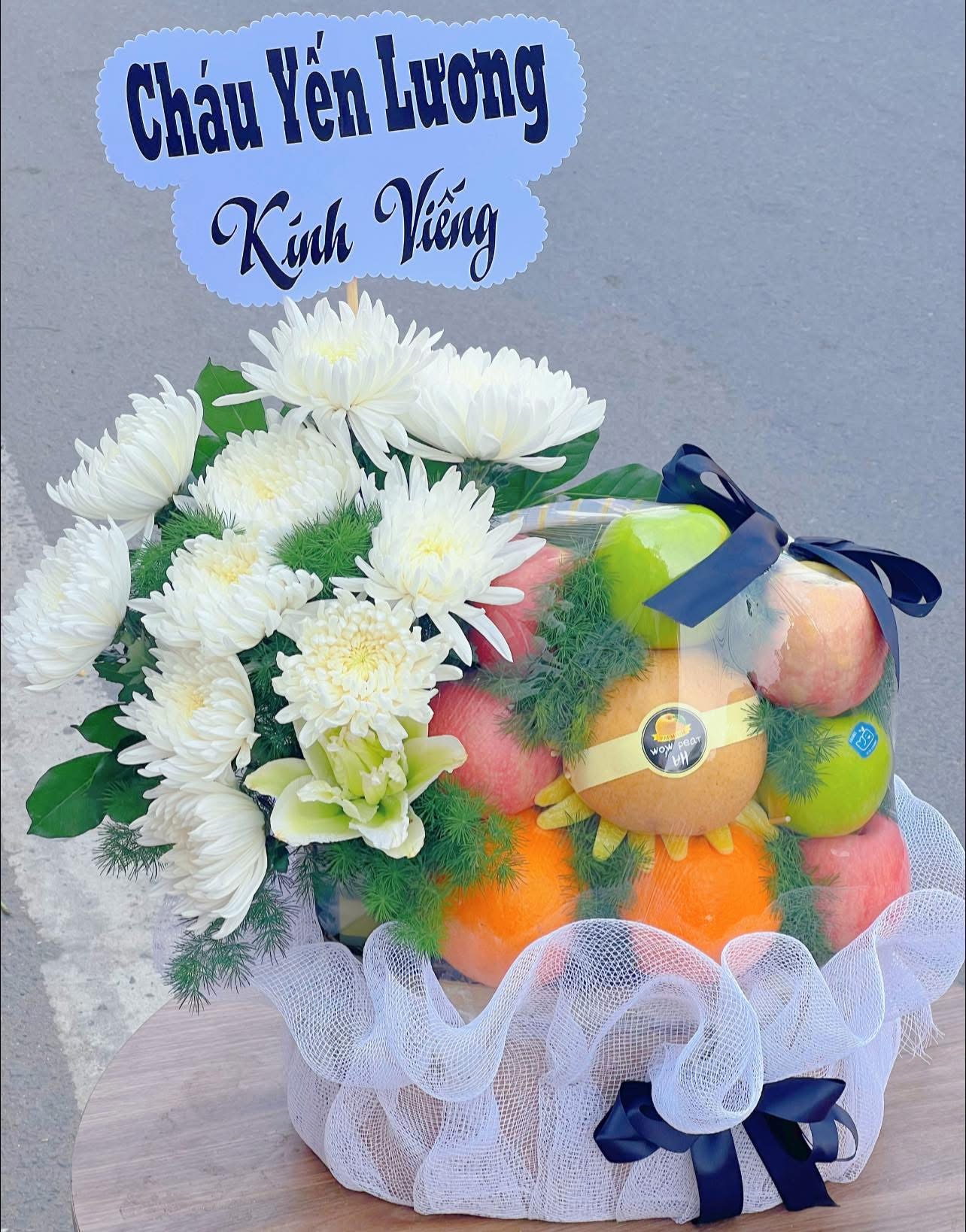 Giỏ trái cây viếng kèm hoa