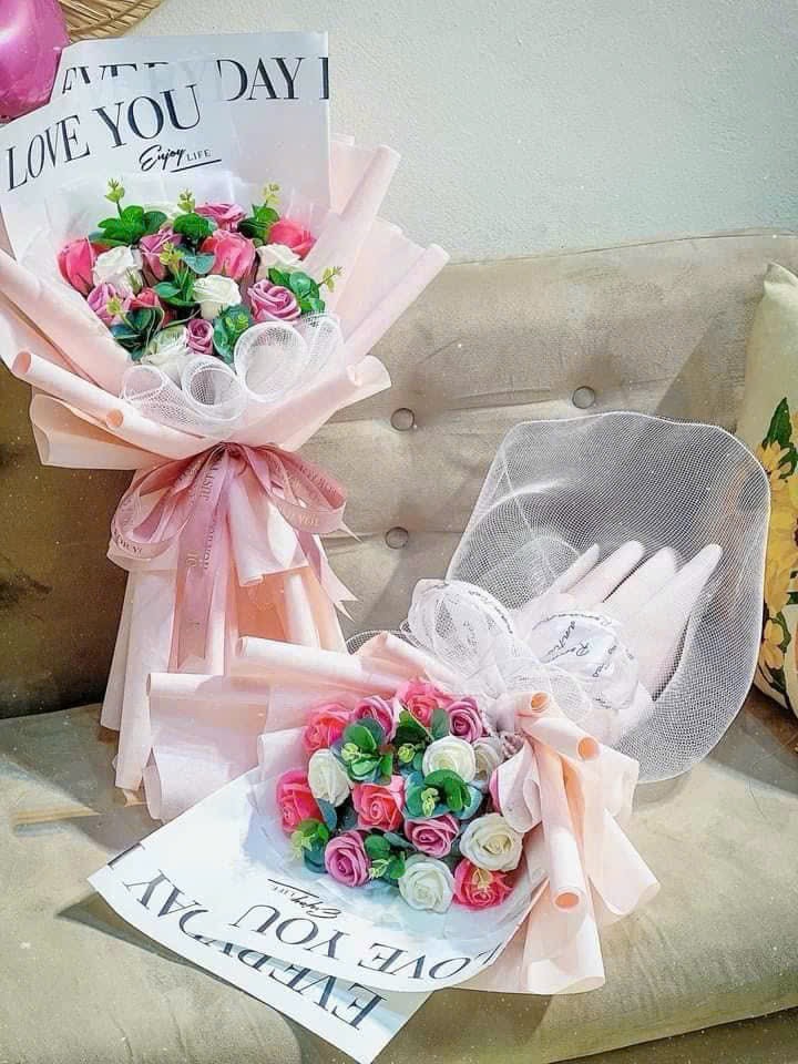 Bó hoa sáp màu hồng nhỏ xinh