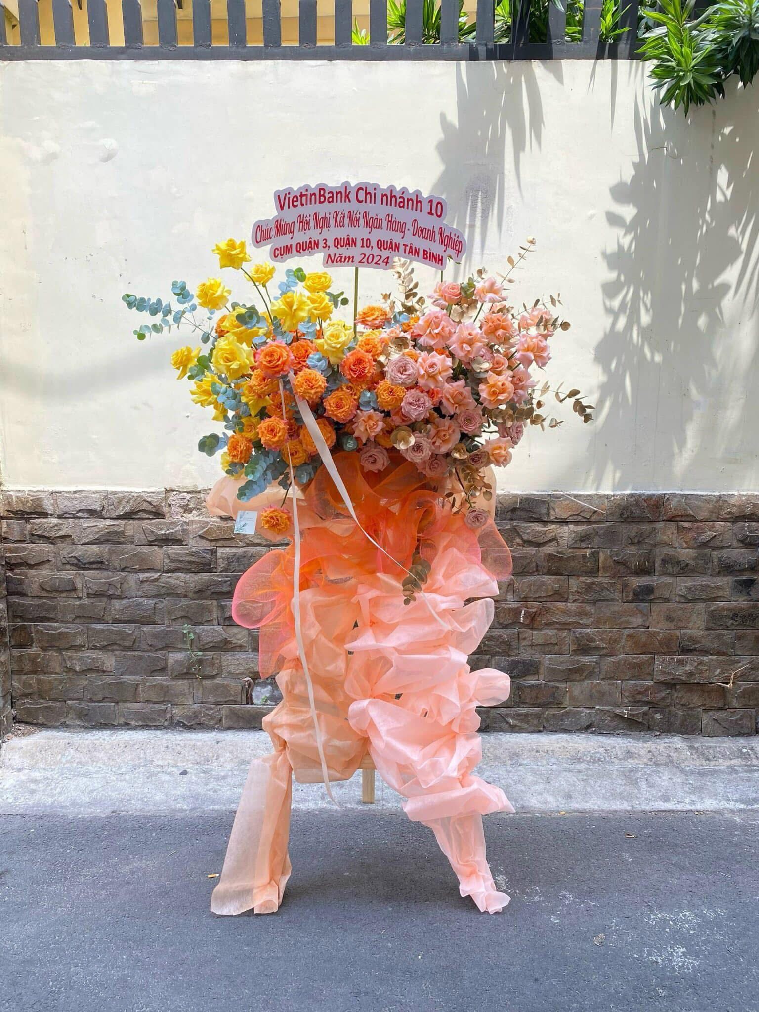 Kệ khai trương vàng cam hiện đại 