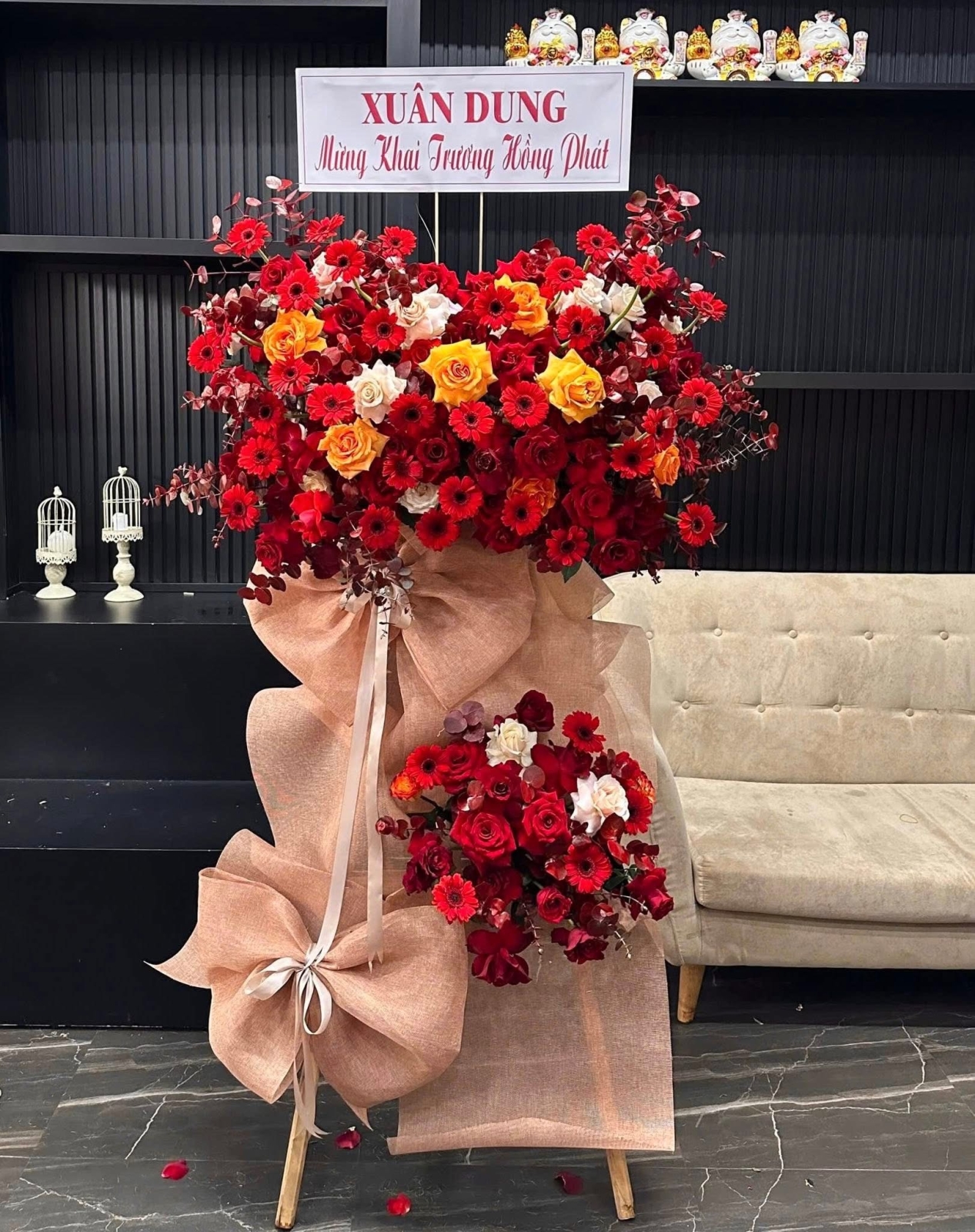 Kệ khai Trương tone đỏ cam hiện đại 