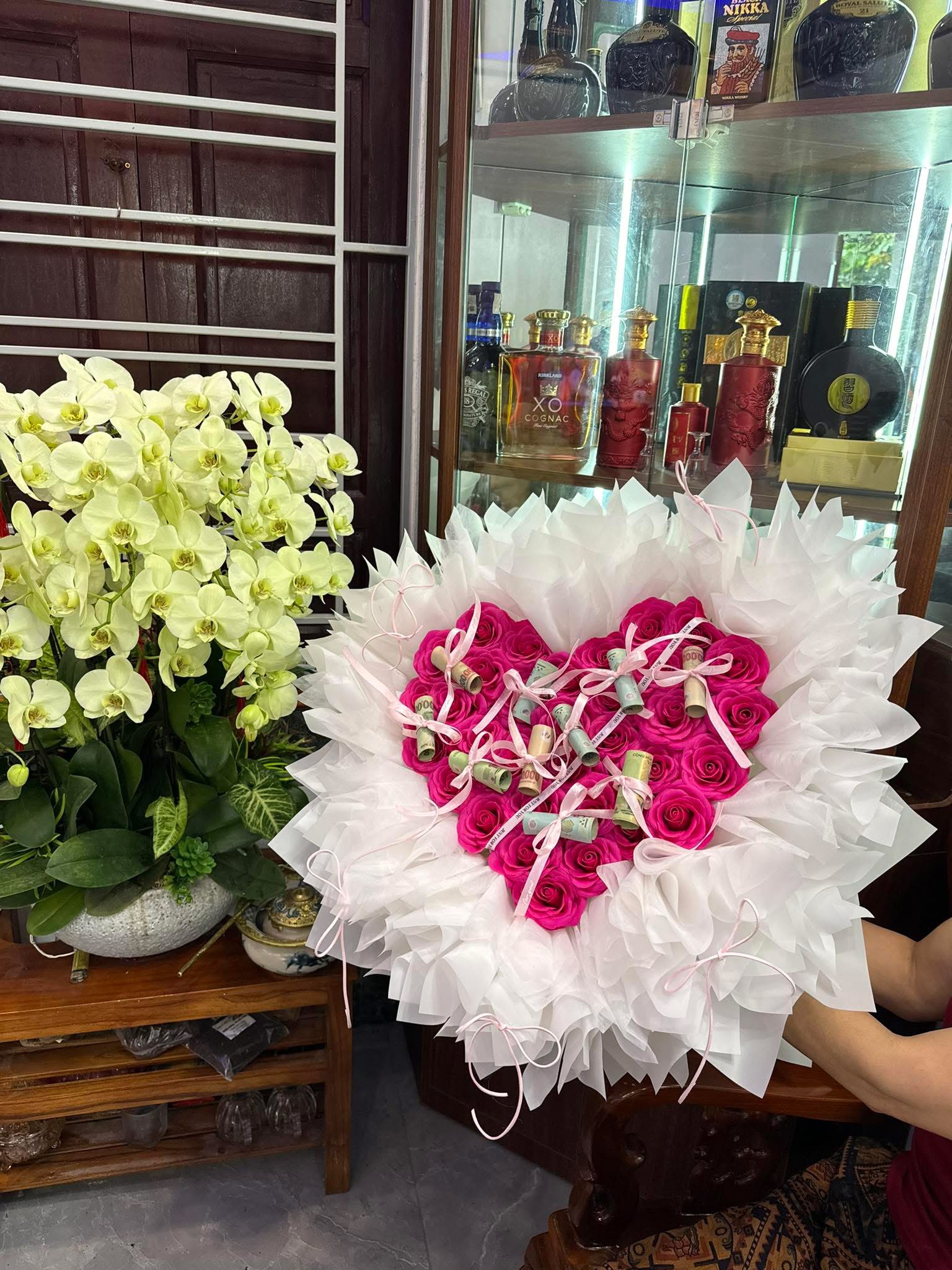 Hoa kèm tiền 