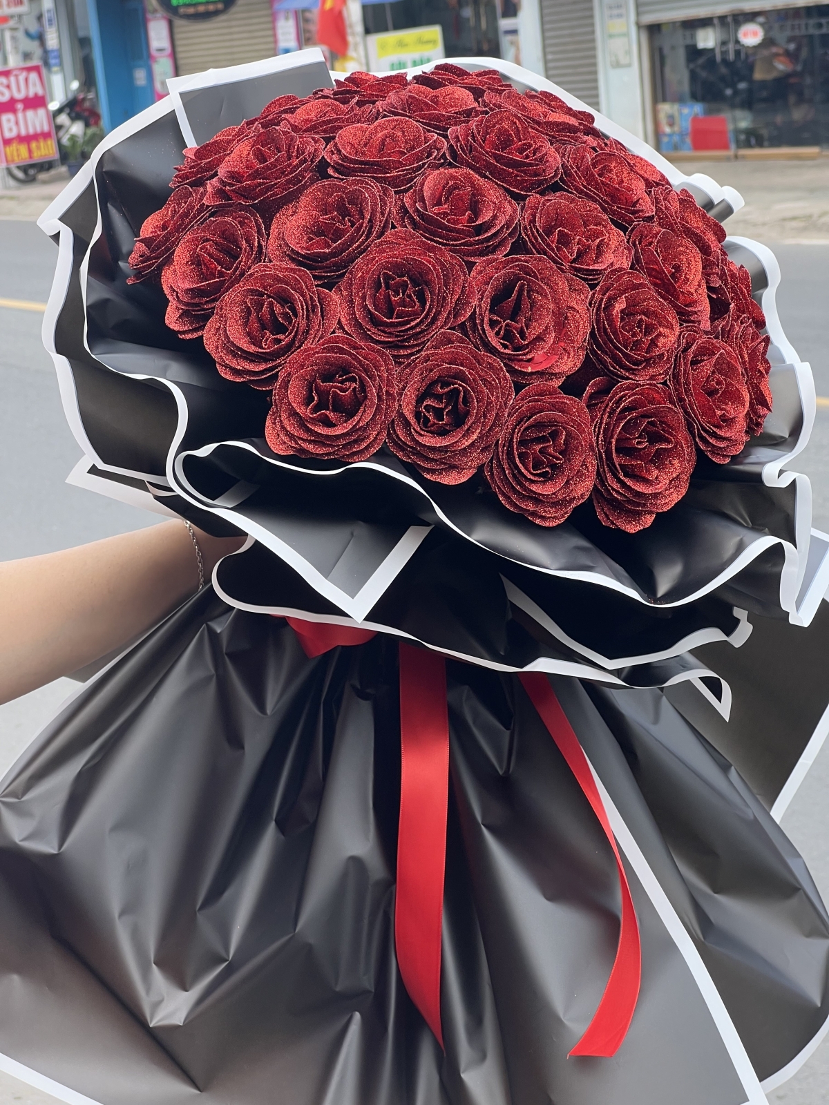 Bó hoa nhũ, kim tuyến 36 bông tone đen đỏ