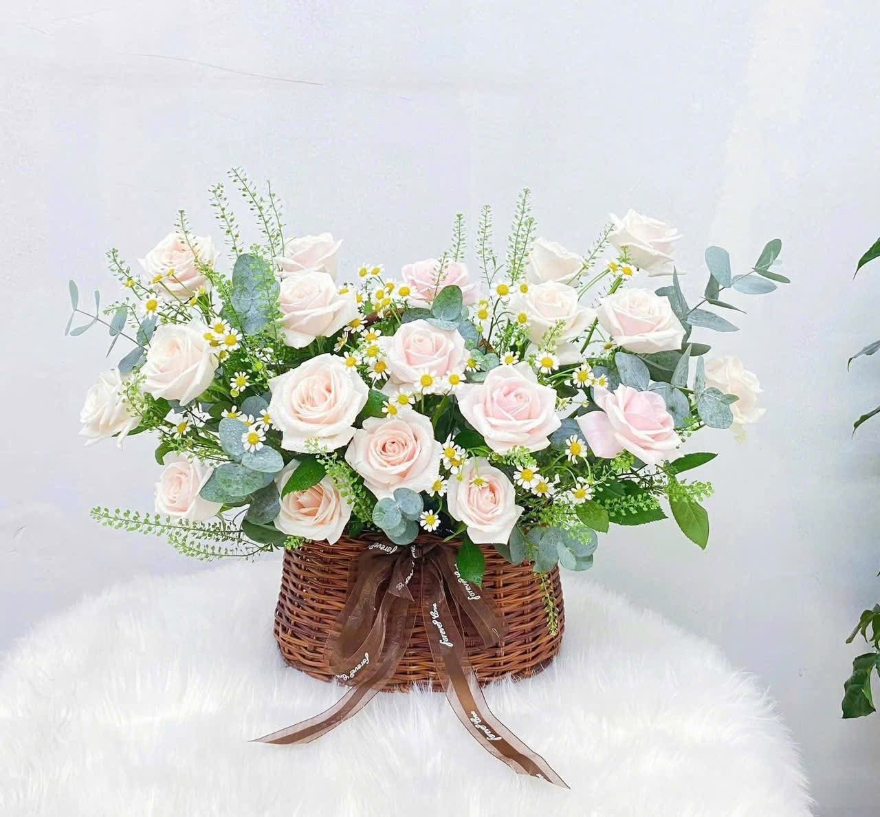 Giỏ hoa hồng kem nhỏ xinh