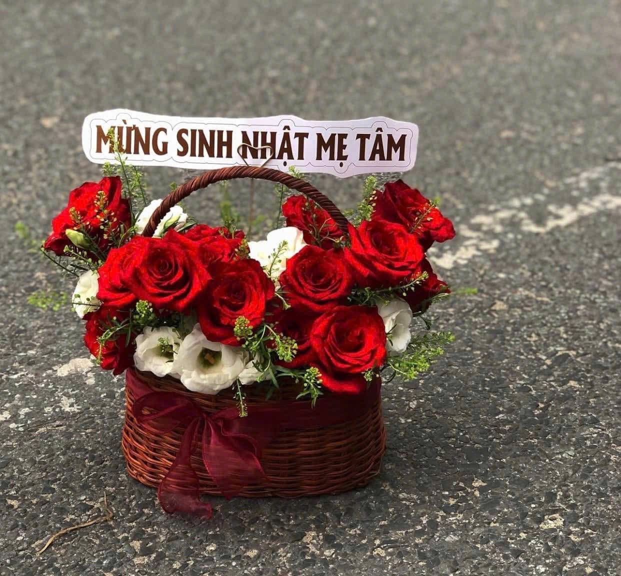 Giỏ hoa đỏ nhỏ xinh thủ Đức 