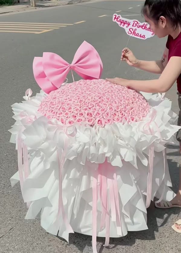Bó hoa sáp hồng khổng lồ