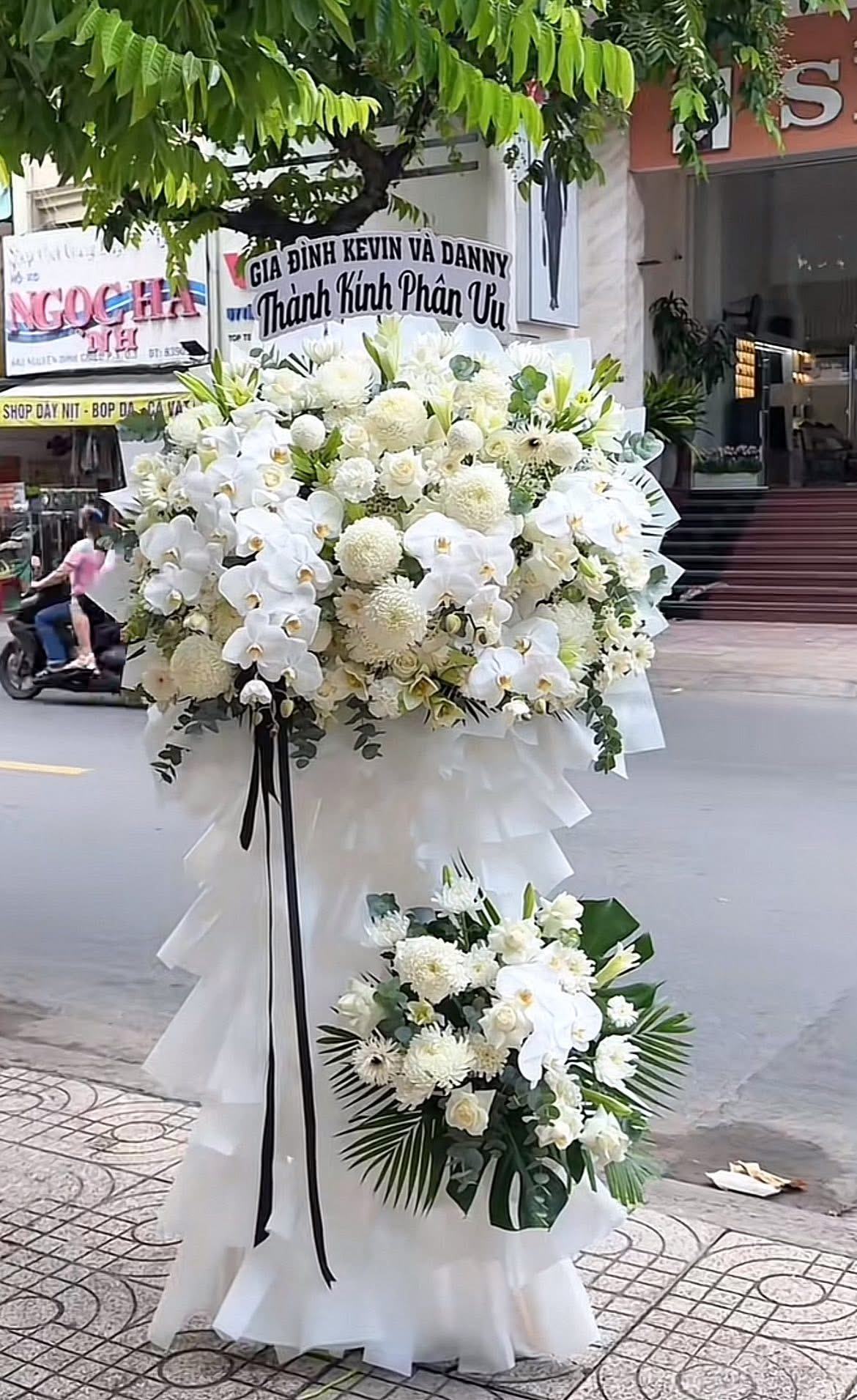 Kệ viếng lan hồ điệp  mix cúc mẫu đơn 
