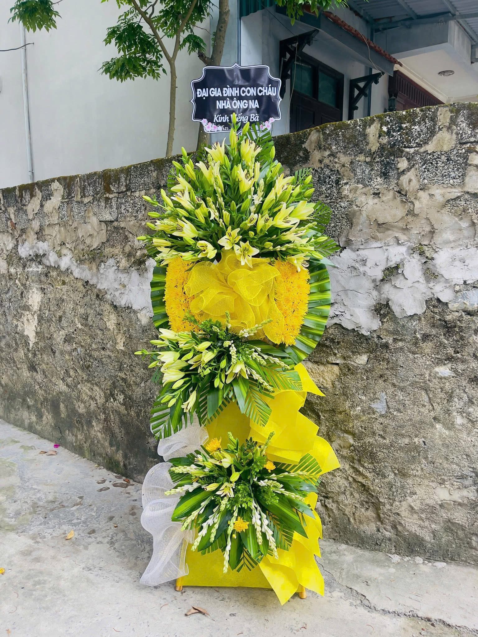 Kệ viếng màu vàng  mix hoa cúc và hoa ly