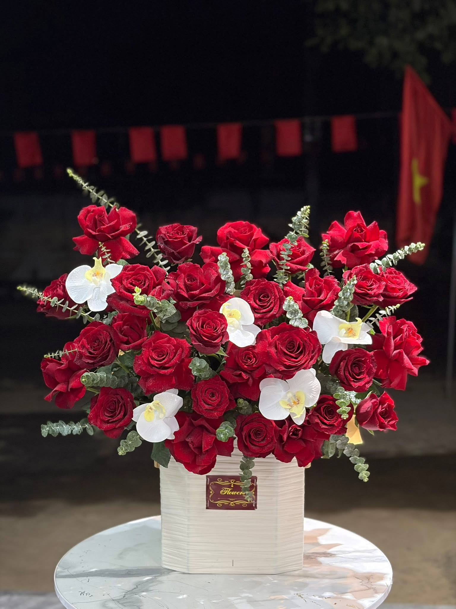 Giỏ hoa hồng đỏ mix lan hồ điệp 