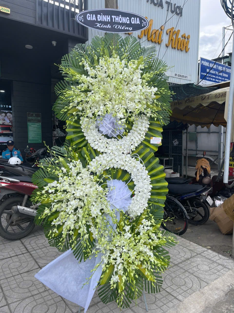 Kệ viếng to hoa lan trắng 