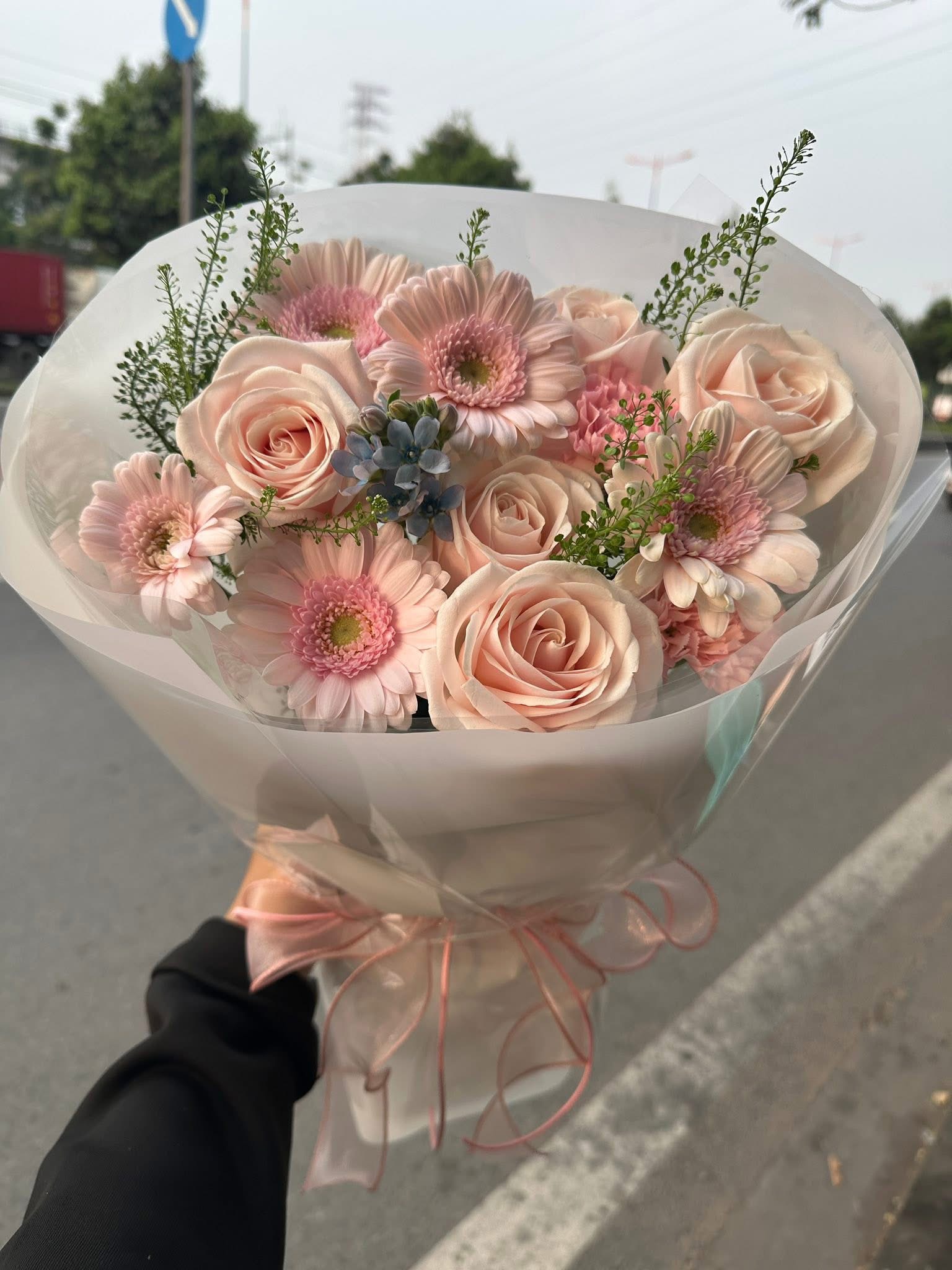Bó hoa tone hồng nhỏ xinh